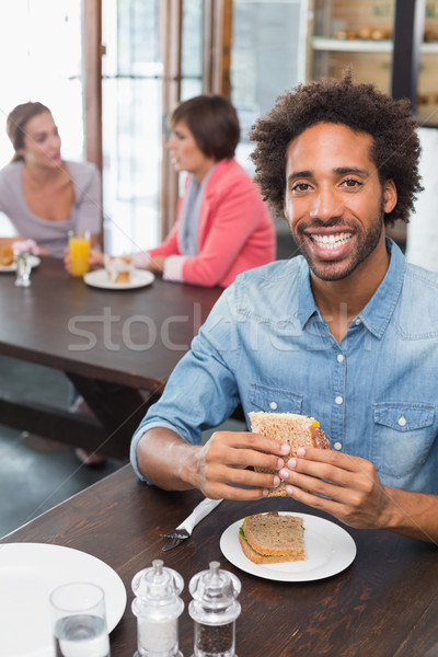 Foto d'archivio: Bell'uomo · mangiare · sandwich · coffee · shop · uomo · caffè