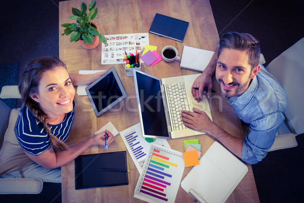 Glücklich kreative Arbeitnehmer Teilung Schreibtisch Büro Stock foto © wavebreak_media