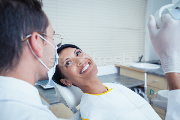 Mujer sonriente espera dentales examen vista lateral sonriendo Foto stock © wavebreak_media