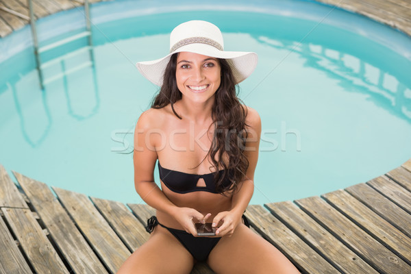 Femeie frumoasa bikini relaxare piscină apă telefon Imagine de stoc © wavebreak_media