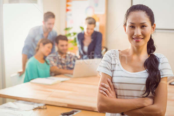 Jeunes femme d'affaires souriant caméra équipe ordinateur [[stock_photo]] © wavebreak_media