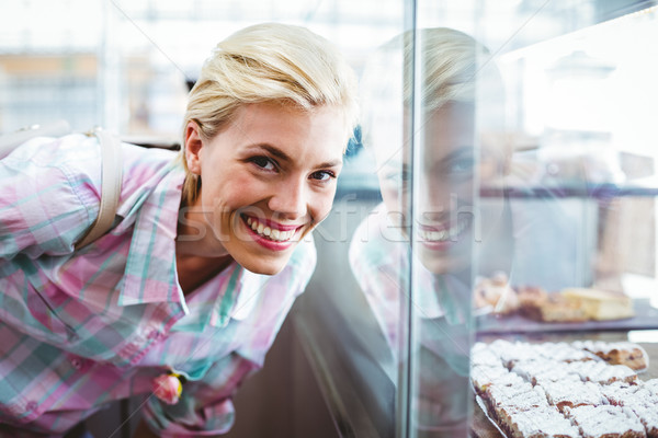 Hübsche Frau schauen Kamera Bäckerei glücklich weiblichen Stock foto © wavebreak_media
