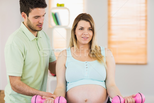 Femme enceinte séance exercice balle haltères [[stock_photo]] © wavebreak_media