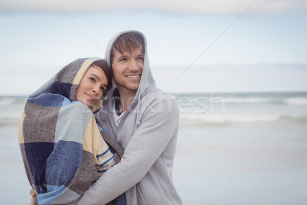 Figyelmes pár átkarol tél tengerpart szeretet Stock fotó © wavebreak_media