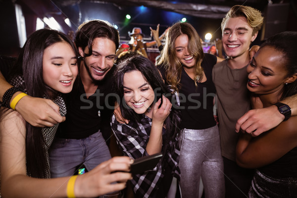 Arkadaşlar bakıyor cep telefonu gece kulübü Stok fotoğraf © wavebreak_media