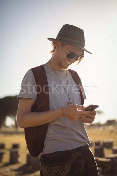 Glimlachend man telefoon veld jonge man hemel Stockfoto © wavebreak_media