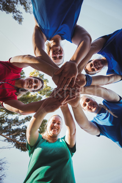 Foto d'archivio: Gruppo · donne · mano · boot · campo