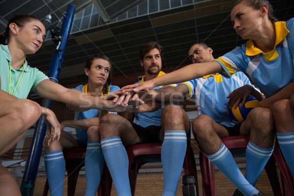 Homme coach volleyball joueurs jeunes [[stock_photo]] © wavebreak_media