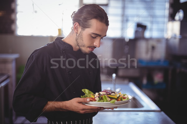 Jungen Kellner halten frischen Salat Platte Stock foto © wavebreak_media