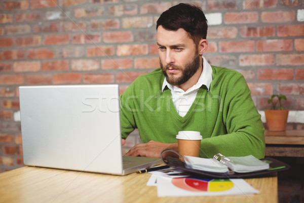 Foto stock: Sério · empresário · trabalhando · laptop · criador · escritório