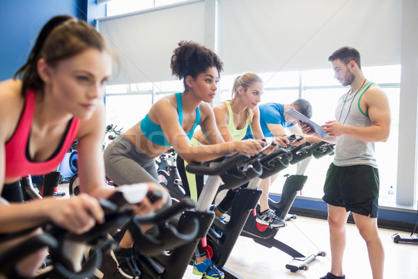 Passen Menschen Spin Klasse Fitnessstudio Frau Stock foto © wavebreak_media