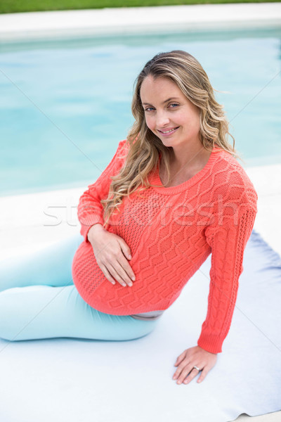 [[stock_photo]]: Femme · enceinte · détente · à · l'extérieur · piscine · femme · maison