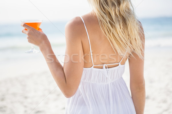 Szőke nő iszik koktél tengerpart nő mosoly Stock fotó © wavebreak_media