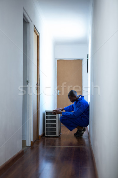 Handyman testarea aer conditionat acasă masculin electrician Imagine de stoc © wavebreak_media