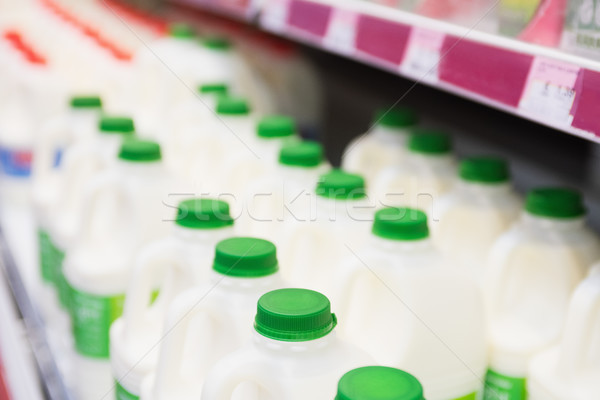 Mleka butelek półka sklep spożywczy zakupy napojów Zdjęcia stock © wavebreak_media