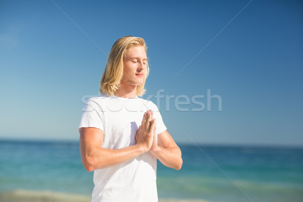 Man yoga strand jonge man hemel Stockfoto © wavebreak_media