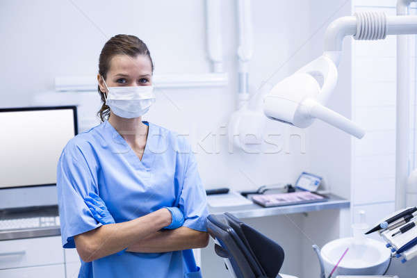 Sonriendo dentales ayudante pie los brazos cruzados retrato Foto stock © wavebreak_media