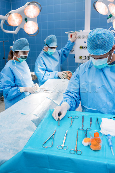 Cirurgião tesoura bandeja mulher hospital Foto stock © wavebreak_media