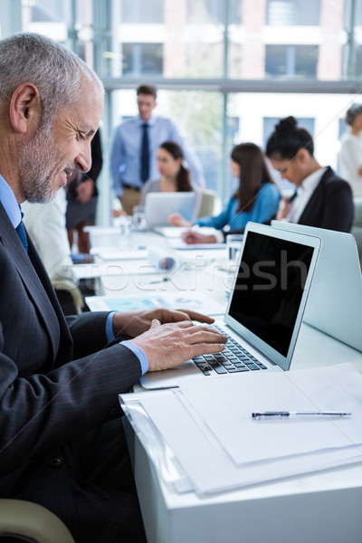 Empresário trabalhando laptop atento escritório negócio Foto stock © wavebreak_media