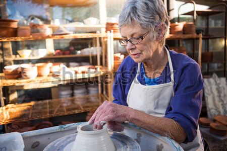 Portret în picioare cu bratele incrucisate atelier afaceri om Imagine de stoc © wavebreak_media