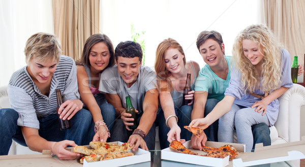 Adolescenti mananca pizza acasă sase living Imagine de stoc © wavebreak_media