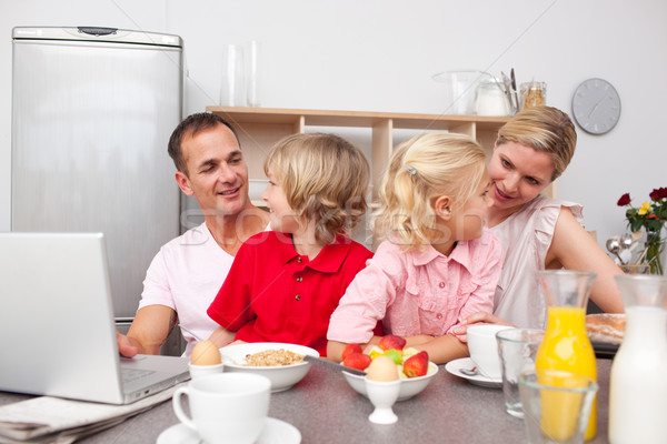 Animado familia desayuno junto cocina mujer Foto stock © wavebreak_media