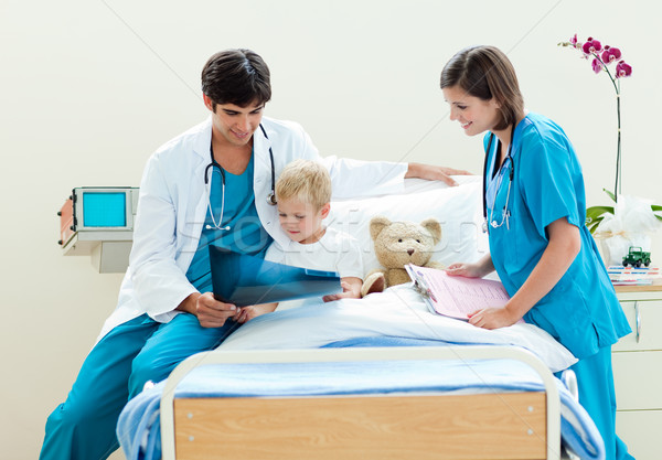 Anziehend Arzt xray Patienten Krankenhaus Stock foto © wavebreak_media