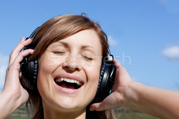 快樂 女子 聽 音樂 戶外 藍天 商業照片 © wavebreak_media