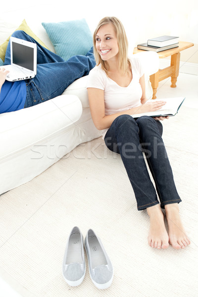 Souriant couple temps libre ensemble living femme Photo stock © wavebreak_media
