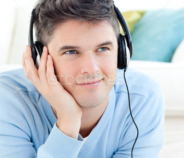 Portret pozytywny człowiek słuchawki piętrze salon Zdjęcia stock © wavebreak_media