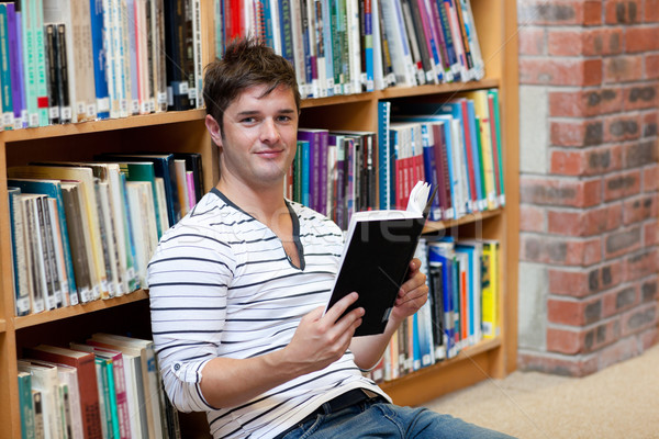 Knap mannelijke student lezing boek vergadering Stockfoto © wavebreak_media