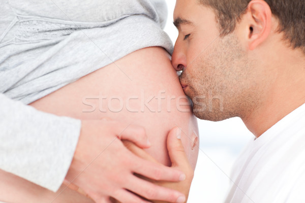 Man zoenen buik zwangere vrouw Stockfoto © wavebreak_media