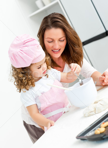 Fetita frumos mamă gătit împreună bucătărie Imagine de stoc © wavebreak_media