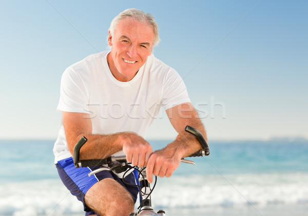 Senior om bicicletă plajă sportiv bicicletă Imagine de stoc © wavebreak_media