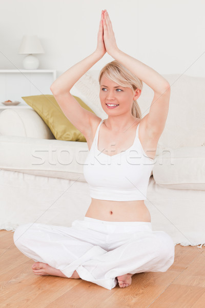 Foto stock: Jóvenes · mujer · sonriente · yoga · salón · casa · sexy