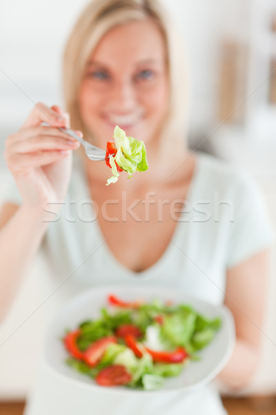 Stok fotoğraf: Gülümseyen · kadın · teklif · salata · mutfak · mutlu · sağlık