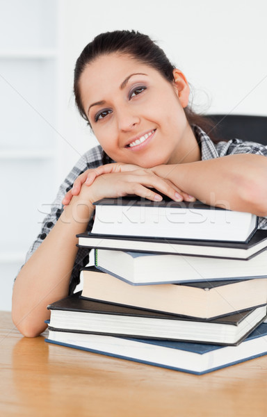 Alegre jovem estudante olhando câmera livro Foto stock © wavebreak_media