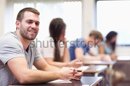 Stock foto: Lächelnd · junger · Mann · posiert · Klassenzimmer · Frau · glücklich