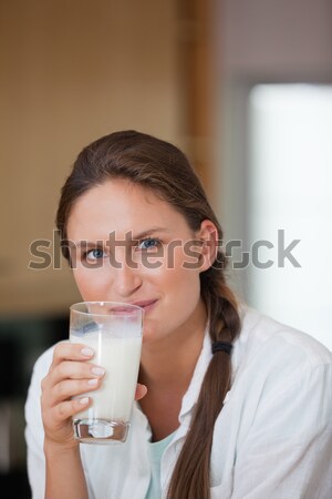 Portret vrouw drinken melk keuken voedsel Stockfoto © wavebreak_media