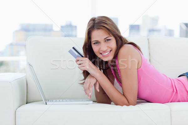 Jonge vrouw sofa laptop creditcard glimlach Stockfoto © wavebreak_media