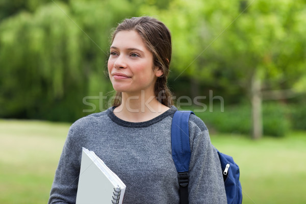 Jonge glimlachend meisje naar ver weg Stockfoto © wavebreak_media