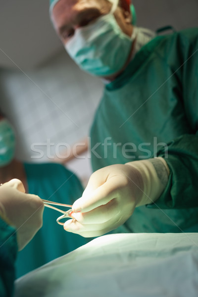 Foto stock: Cirujano · toma · tijeras · mano · quirúrgico · habitación