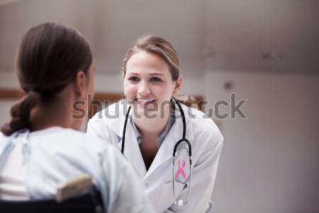 Sorridere medico guardando paziente sedia a rotelle ospedale Foto d'archivio © wavebreak_media