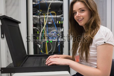 Femeie funcţionare diagnostic servere data center construcţie Imagine de stoc © wavebreak_media