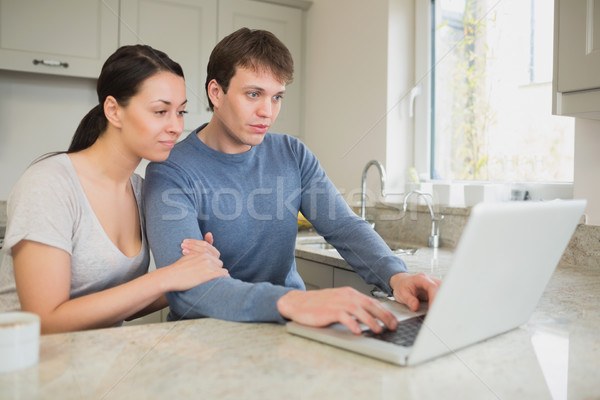 Foto stock: Pareja · mirando · portátil · cocina · hombre · casa