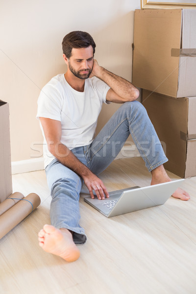 Gelukkig man met behulp van laptop dozen nieuw huis computer Stockfoto © wavebreak_media
