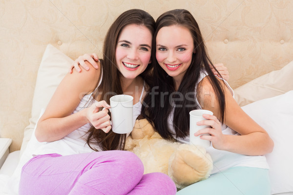 Destul de prietenii cafea pat acasă dormitor Imagine de stoc © wavebreak_media