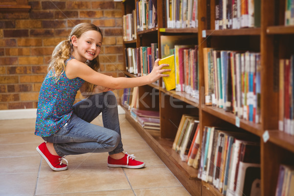 Cute nina libro biblioteca vista lateral Foto stock © wavebreak_media