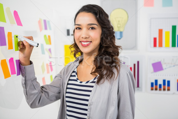 Tineri zâmbitor creator femeie de afaceri birou scris Imagine de stoc © wavebreak_media
