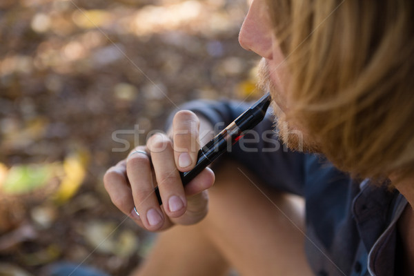 男子 抽煙 電子 香煙 公園 商業照片 © wavebreak_media